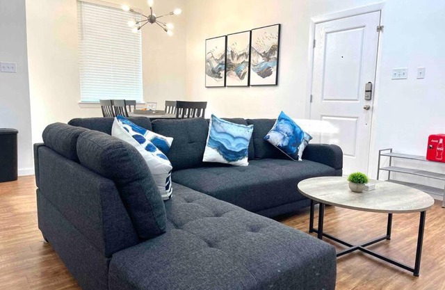 NEW! 5 min from Mall, Airport, and Dinning!