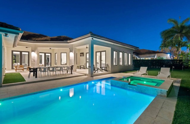 New 5BR Villa with Pool and Jacuzzi sleeps 10