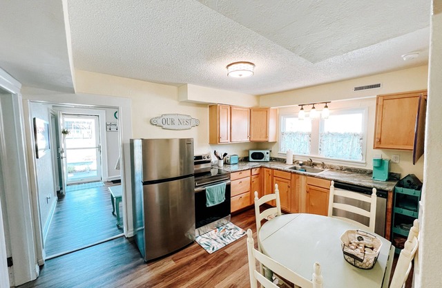 New! Adorable Central Columbia Bungalow, Steps from Farmer's Market!