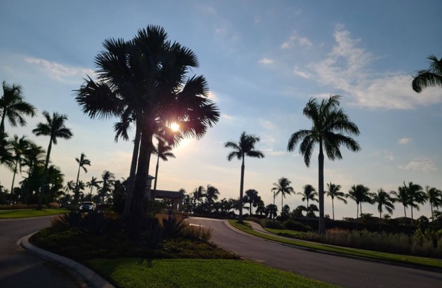 New and Relaxing Sunny Villa 10 mins from beaches! - Naples FL