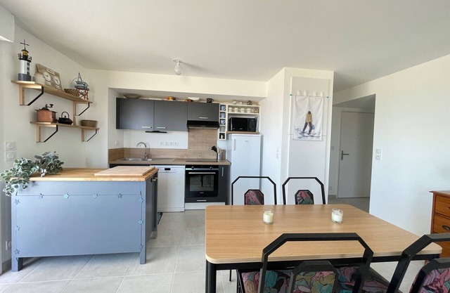 New Apartment 3/4 Sleeps 30m from the Beach with Parking