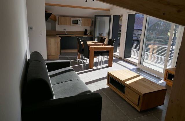 New apartment in quiet residence between lake and mountains