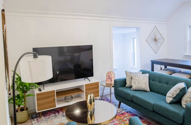 New Apt with Modern Style- 5 mins from St Mary’s, Central Maine Med, and Bates