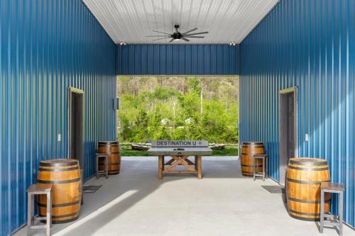 New Barn/King Beds/Hot Tub/Spacious Level Parking