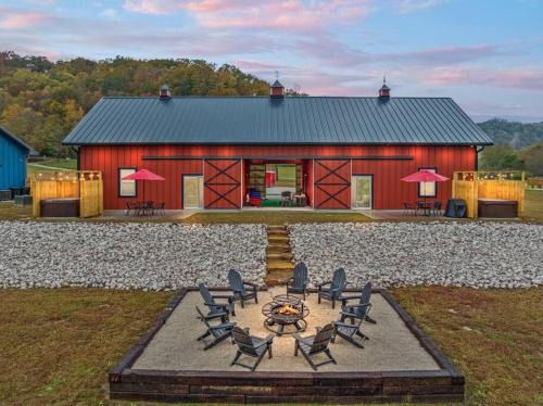 New Barndo/Private River Access/2 Private Hot Tub
