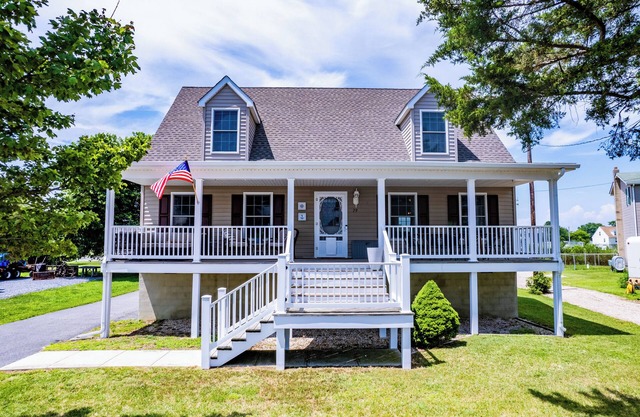 NEW! Bowers Retreat - Sleeps 10 - Steps to beach! 10 Minutes to DE Turf!