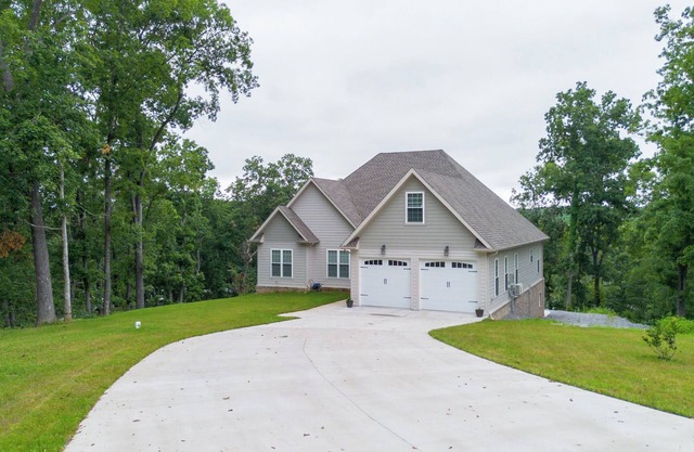 New Build! Bayview- Private dock in quiet cul-de-sac. 20 minutes to Murray State