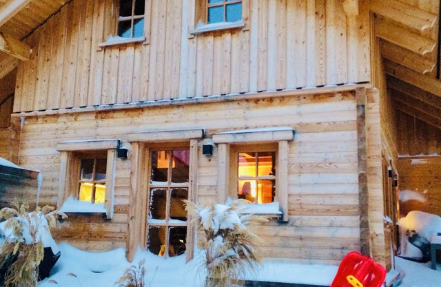 NEW built: Exclusives PREMIUM CHALET with fireplace, sauna, HotTub, WiFi and garden
