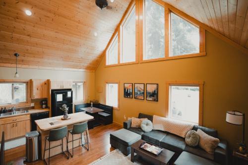 New - Cabin Minutes to Mt Rainier - EV, HotTub, 2 Queen and Twin