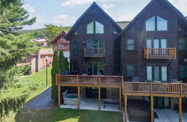 New! Cedar Shores Villa #06: Lakefront, Hot Tub!