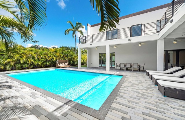 New Central Miami Home, Sleeps 20, 70' TV, Pool, Game Room, Spacious Backyard