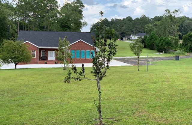 New, charming, and spacious Troopers Getaway/5 minutes to down town.
