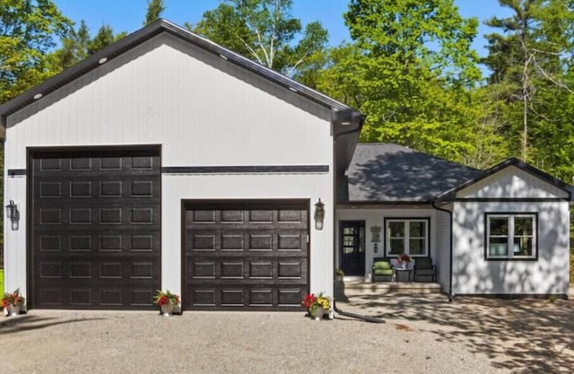 New, charming custom home, 7 minute walk to the beach