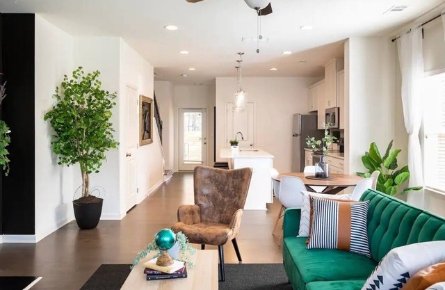 New cheerful 3 bedroom home in heart of Atlanta!