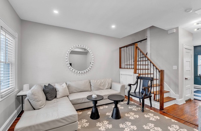 NEW! Chez Old Town | Walk to Shops Metro & Waterfront