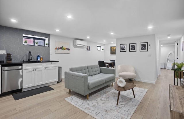 New Chic Modern-Boho Apartment in Center City !