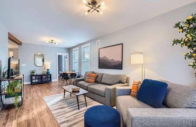 NEW, clean & sunny, 2bd, private deck, 15min to Wrigley!