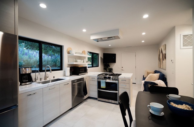 New Contemporary in a Parklike setting 2-bed 2-bath in amazing TO fast WiFi, AC