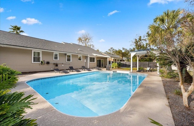 New! Cozy 4bd with pool in Summerville