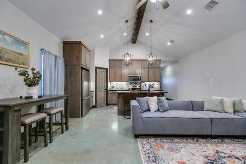 New Cozy and Convenient with 2BR and 2BA