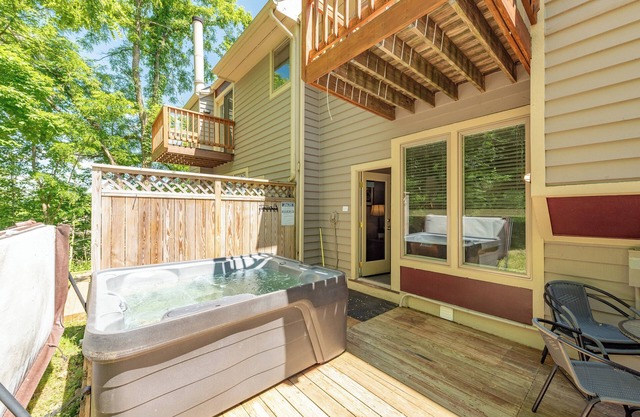 New! Cozy Dog Friendly Wisp Townhome w/Hot Tub