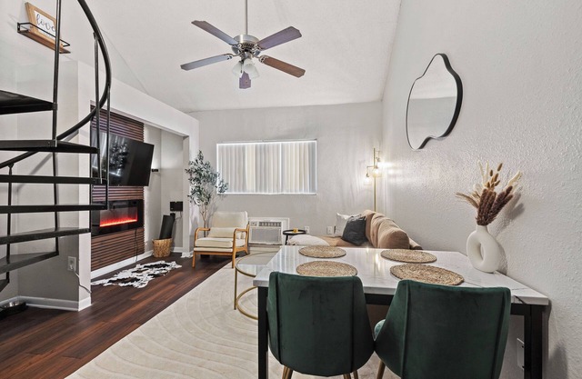 NEW Cozy Getaway/Pool/Gym/Fireplace/Heart of Tampa Stay