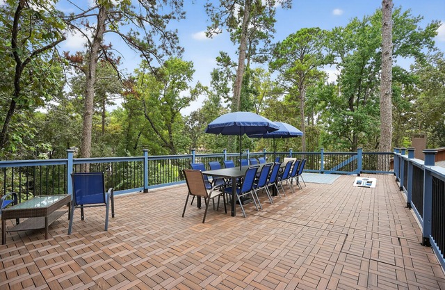 NEW! Evergreen Estate with Rooftop Balcony & Games