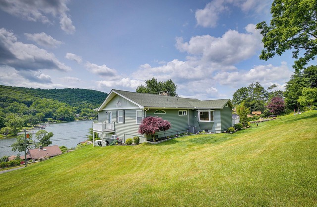 New Fairfield Vacation Rental w/Lake Views!