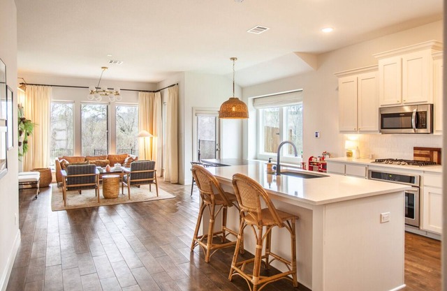 New Farmhouse-Modern Home Close to Everything and pet friendly!