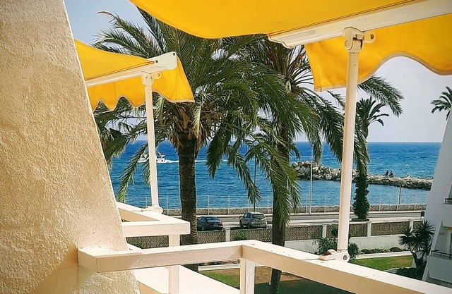 NEW Firstline Beach, Sea View, Aircon, fast WiFi, Pool, 2 Sunny Terraces Parking