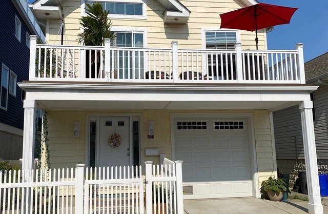 New home 1 block from Beach & restaurants/bars. West End