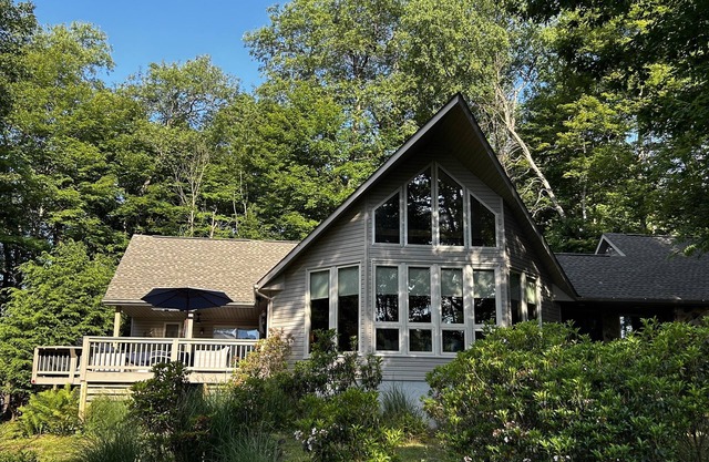 New home! Walking distance to lake & great views!