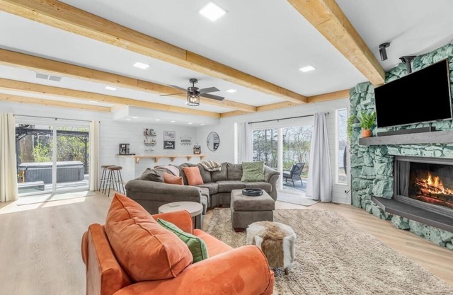 NEW Lake Front W/Private Dock, Hot Tub & Sauna!