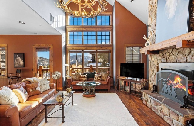 NEW! Laughing Moose Lodge. Stunning Mtn Views, Fireplace, Billiards, Hot Tub.