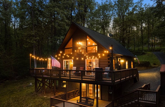NEW Liberty Chalet ~ Mountain Retreat w/4bdr & Hot Tub ~ Pet Friendly!