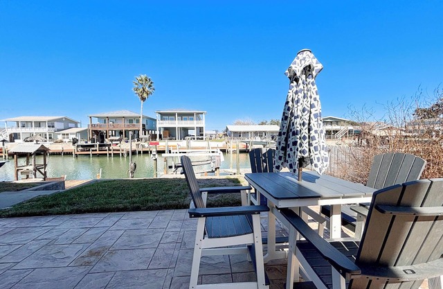 NEW LISTING: Hardheads Headquarters - 3BR/2BA Canal-Front w/Game Room & Kayaks