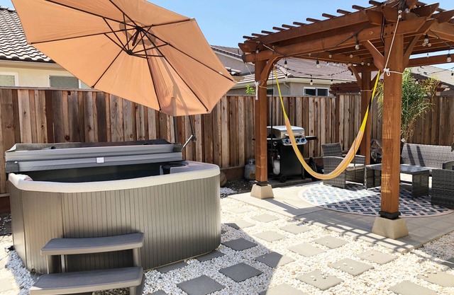 *NEW LISTING* LUXURIOUS and SPACIOUS Family friendly home w/BRAND NEW HOT TUB*