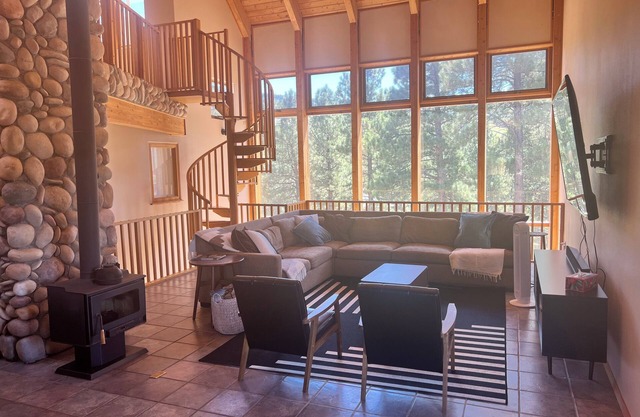 New listing! Modern ski retreat 2min to skiing! Dog friendly! 4bed3bath hottub