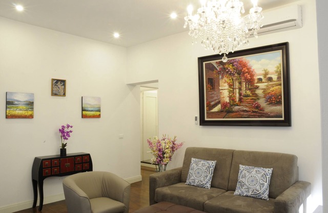 NEW Listing, Montebello Courtyard Luxury Apt 2 bdm/2 bath w/balcony
