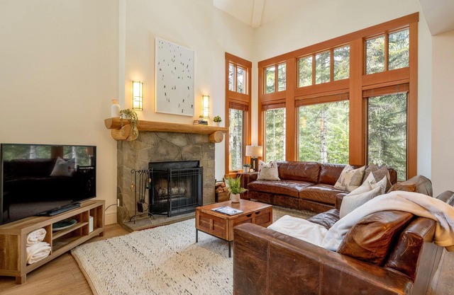 NEW LISTING | Recently Updated | Ski-In/Out | Hot Tub | Garage | Managed by Aloha Whistler