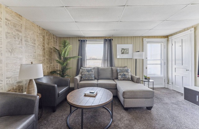 NEW LISTING! Snug Escape Close to Niagara Falls