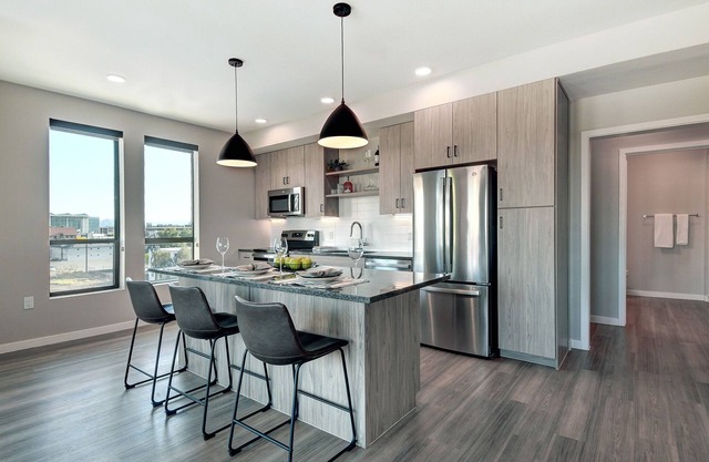 New Listing! Spacious Downtown 2bd with Resort Amenities