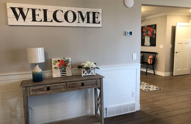 NEW LISTING - West Bay View - Upscale newly renovated cottage on M-22