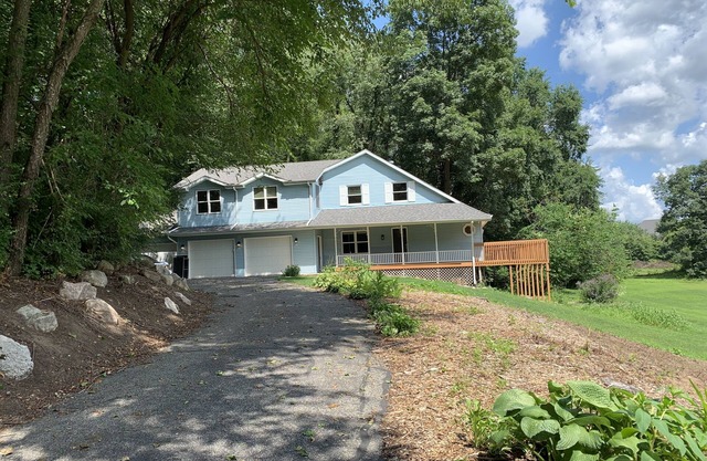 * NEW LISTING* Your home for Fighting Irish Football weekends!