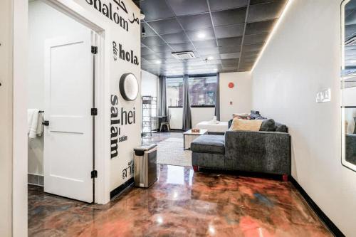 New Loft 3 min to Childrens Hospital Sleeps 4