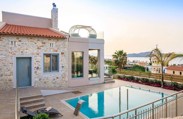 New Lux Villa ★ 200m to beach/restaurant ★ Prv Heated Pool ★ Playground ★ Lift ★ SeaView