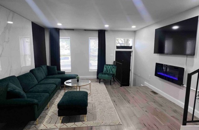 New Luxurious Home! 6 minutes from Harbor Skyline View