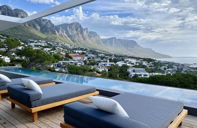 NEW Luxury 6 Bedroom Epic Villa, Walk to Beach & Restaurants, solar backup power