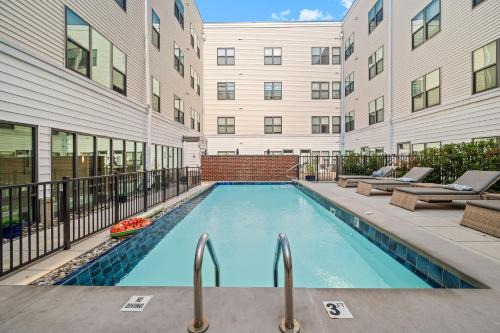 New! Luxury Apt with Pool, Roof Deck, Fitness Center, King Bed