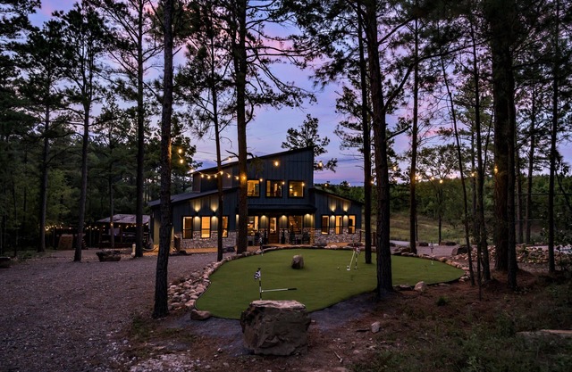 NEW Luxury Cabin, Pickleball/Hoops, Sauna, Golf, Pool Table, Dog Friendly